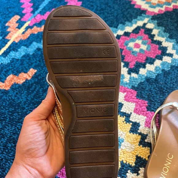 Like new gold & silver Vionic flip flops - Picture 2 of 3